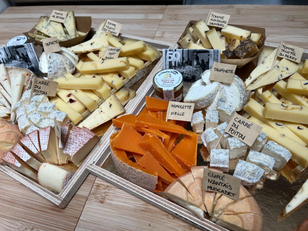 Plateau découpé de fromages affinés